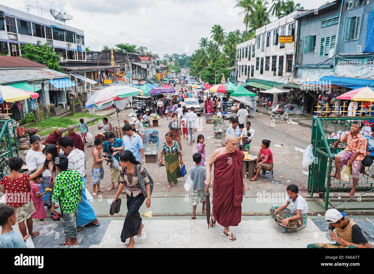 Occupato strada del mercato di Yangon myanmar al di fuori di Shwedagon Paya Foto Stock