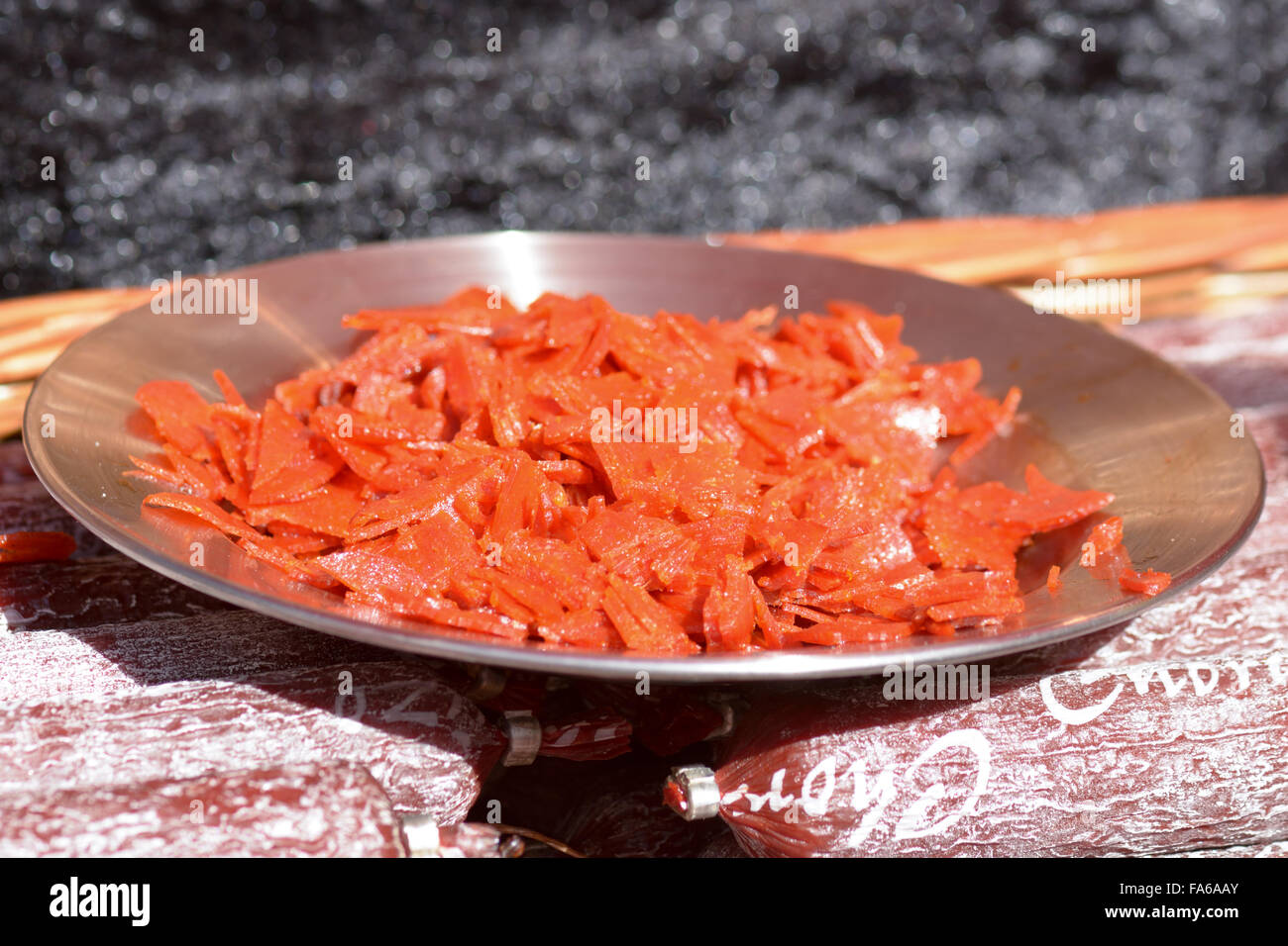 Le piccole fette di salame chorizo sulla piastra per campione a food festival Foto Stock