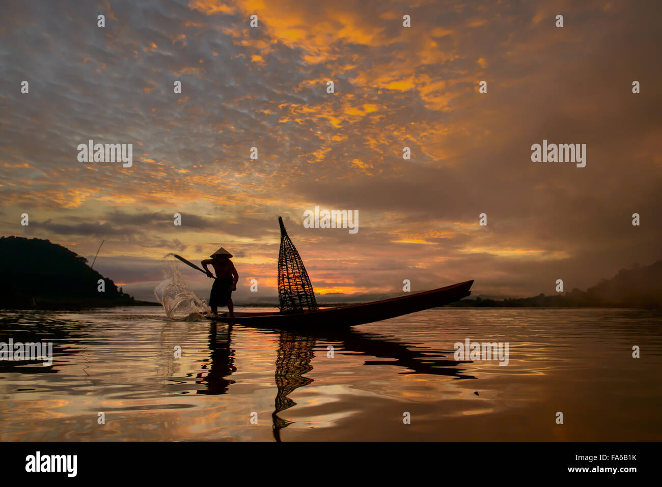 Silhouette di un uomo pesca, Lago Bangpra, Thailandia Foto Stock