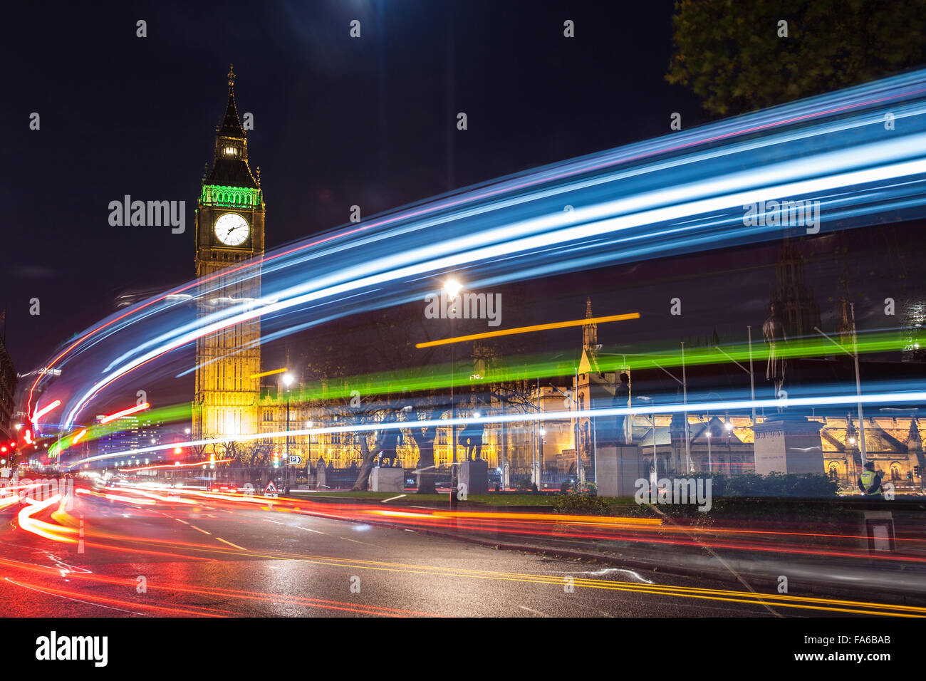 Sentieri leggeri di fronte al Big ben, Londra, Inghilterra, Regno Unito Foto Stock