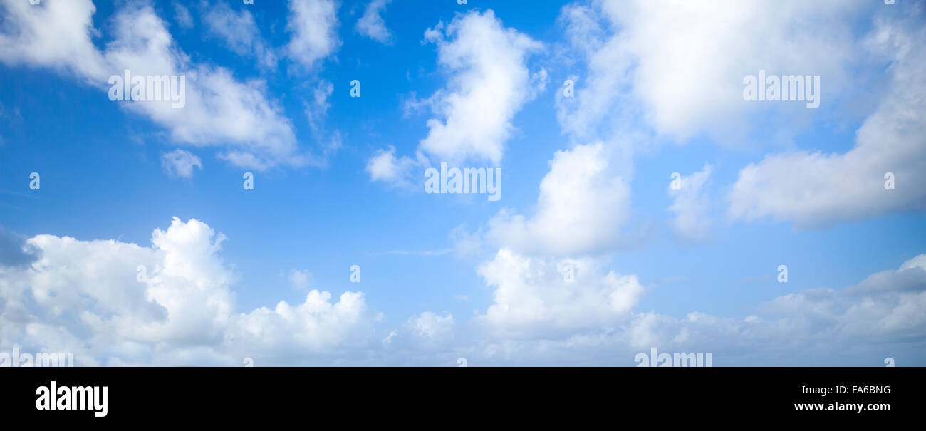 Natural blu cielo nuvoloso. Panoramica foto di sfondo texture Foto Stock