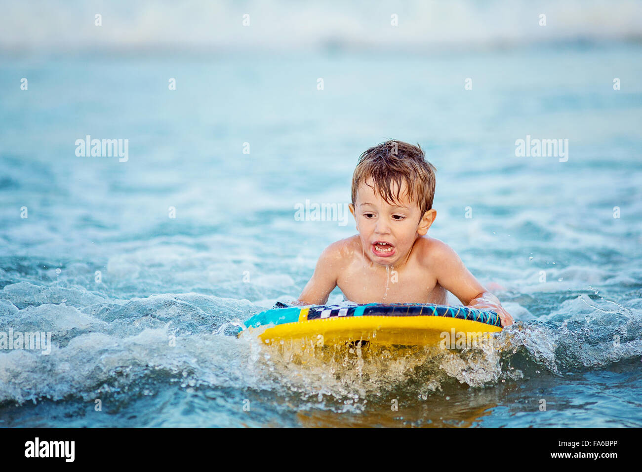 Apprendimento del ragazzo al corpo surf Foto Stock