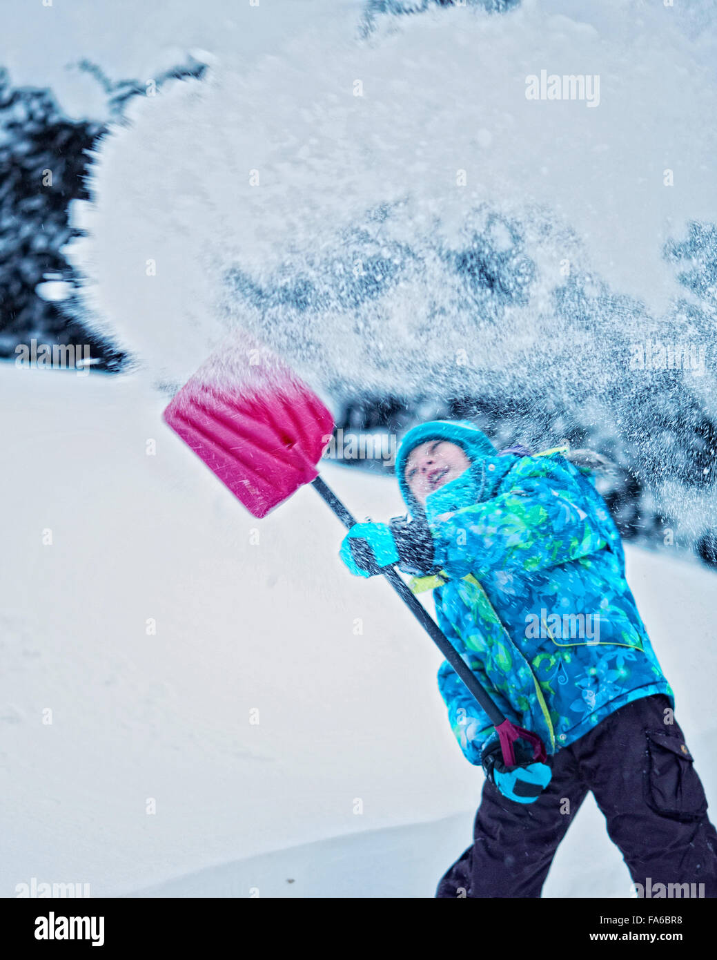 Ragazza spalare la neve nel cortile con una vanga Foto Stock