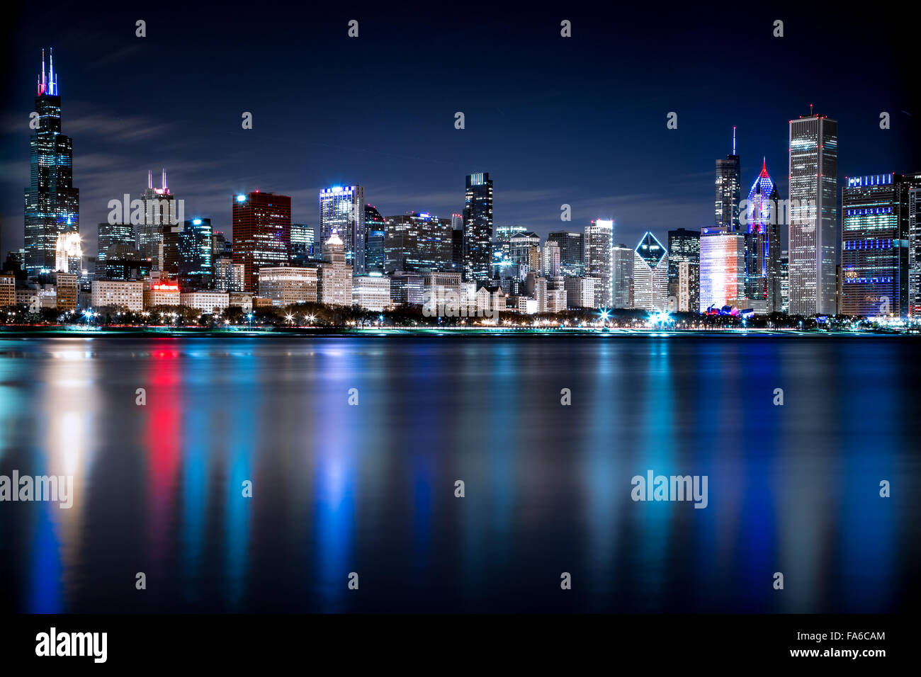 Skyline della città di notte, Chicago, Illinois, Stati Uniti Foto Stock