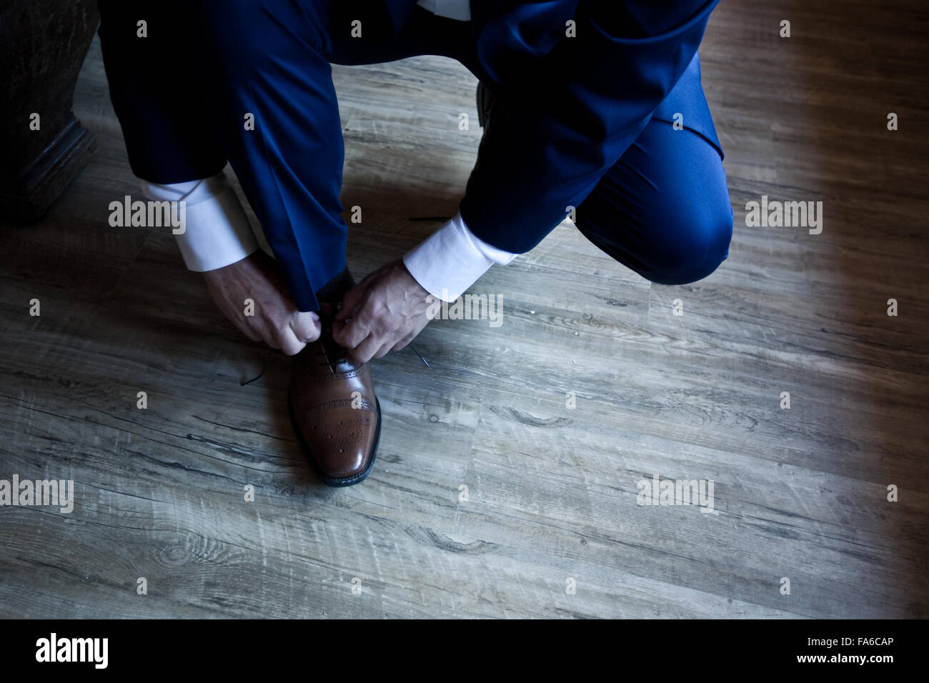 Legatura uomo i suoi lacci delle scarpe Foto Stock