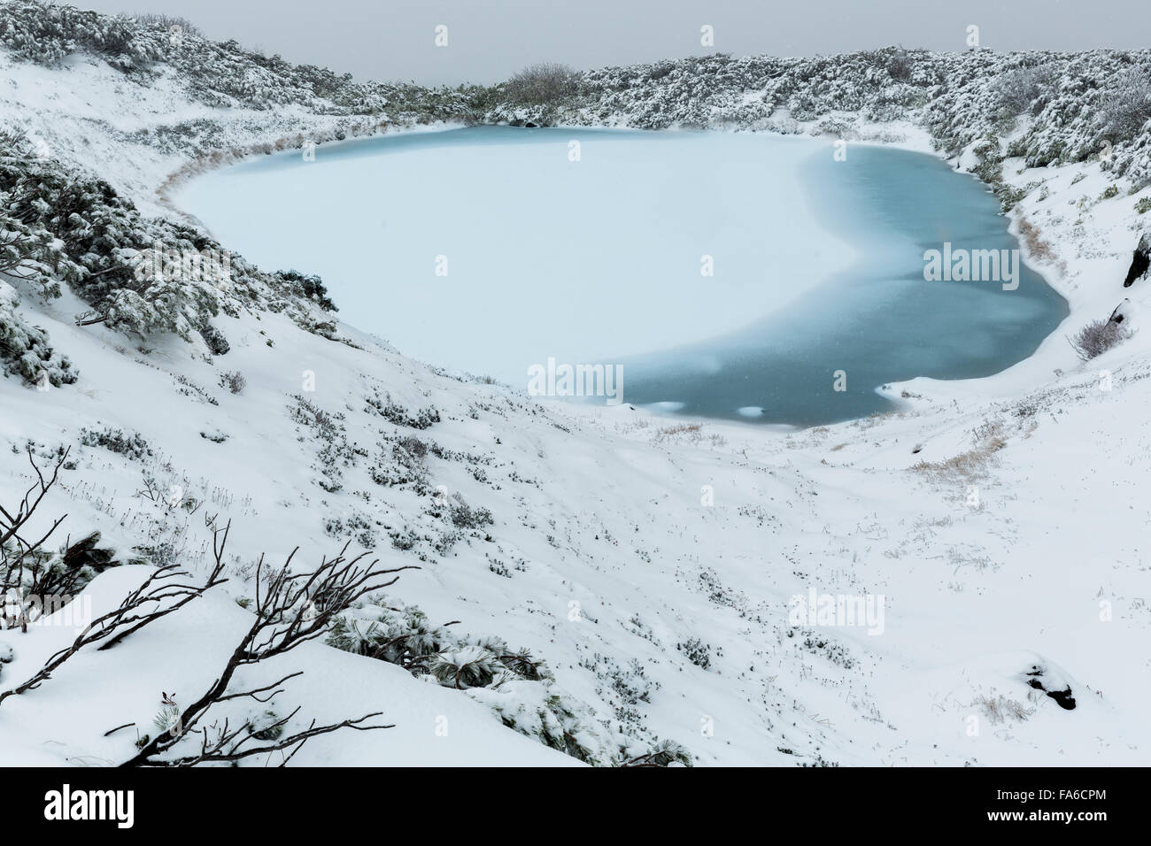 Lago ghiacciato, Daisetsuzan National Park, Hokkaido, Giappone Foto Stock