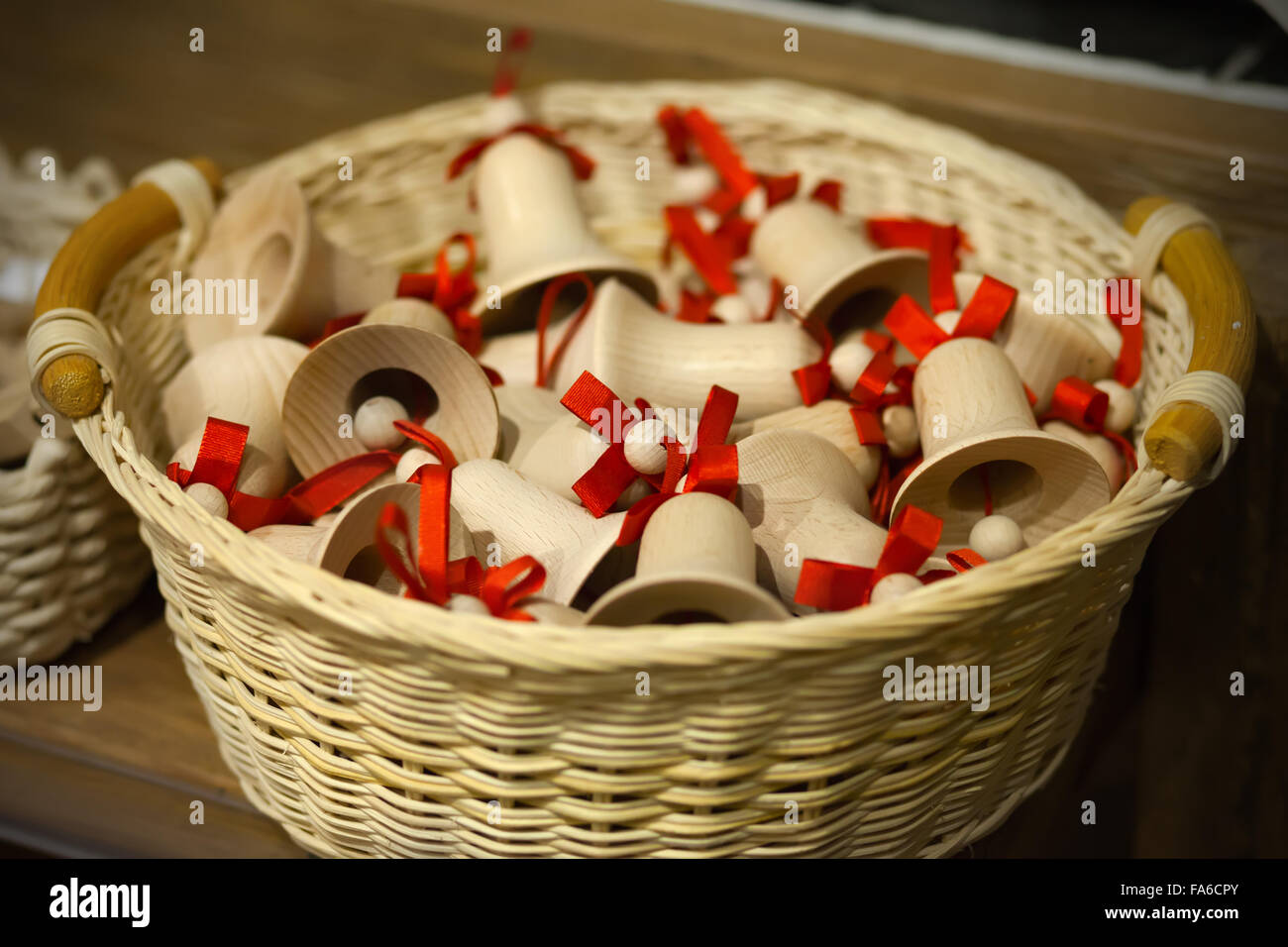 Natale in legno campane e nastri di colore rosso Foto Stock