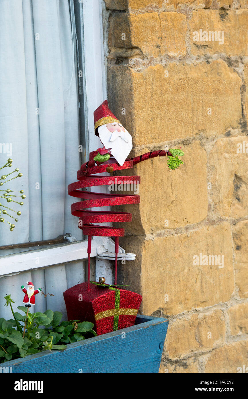 Christmas Santa Claus window display. Cotswolds, Inghilterra Foto Stock