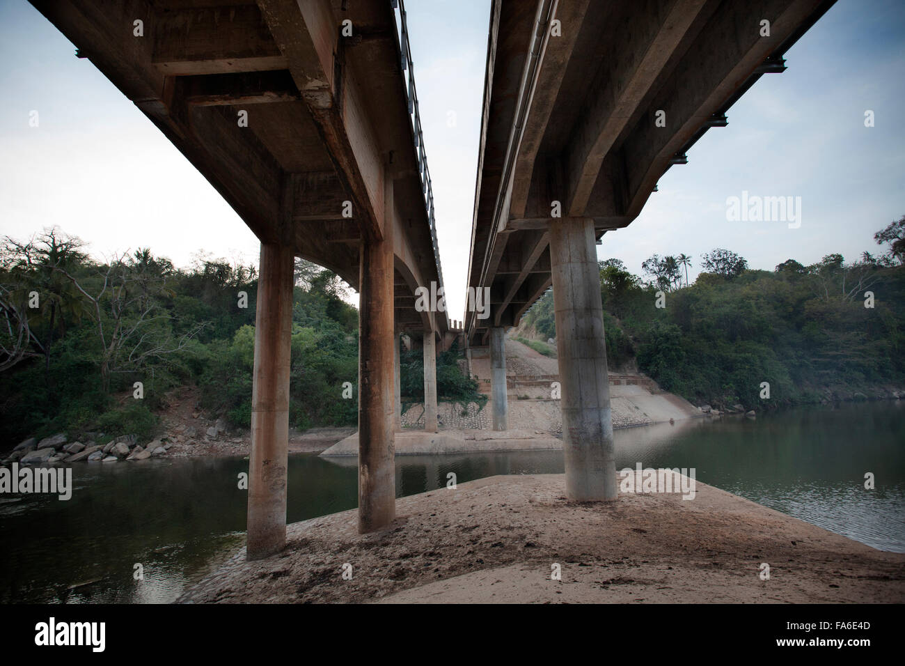 Un nuovo ponte è parte del neo-costruito Tanga - Horohoro trunk road si estende attraverso NE Tanzania. Foto Stock