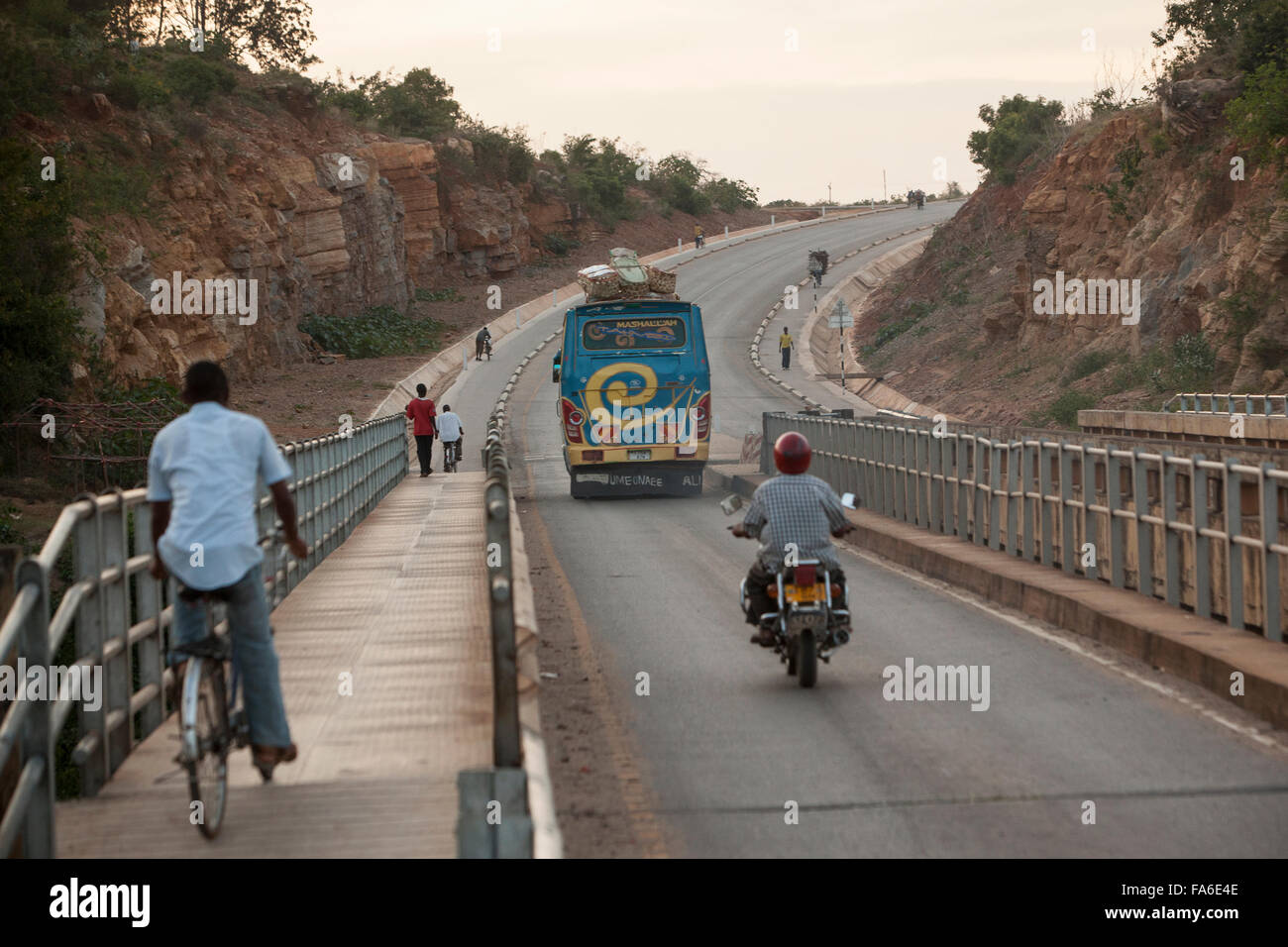 Il traffico si muove lungo il recentemente riabilitato Tanga - Horohoro trunk road nel nord-est della Tanzania. Foto Stock