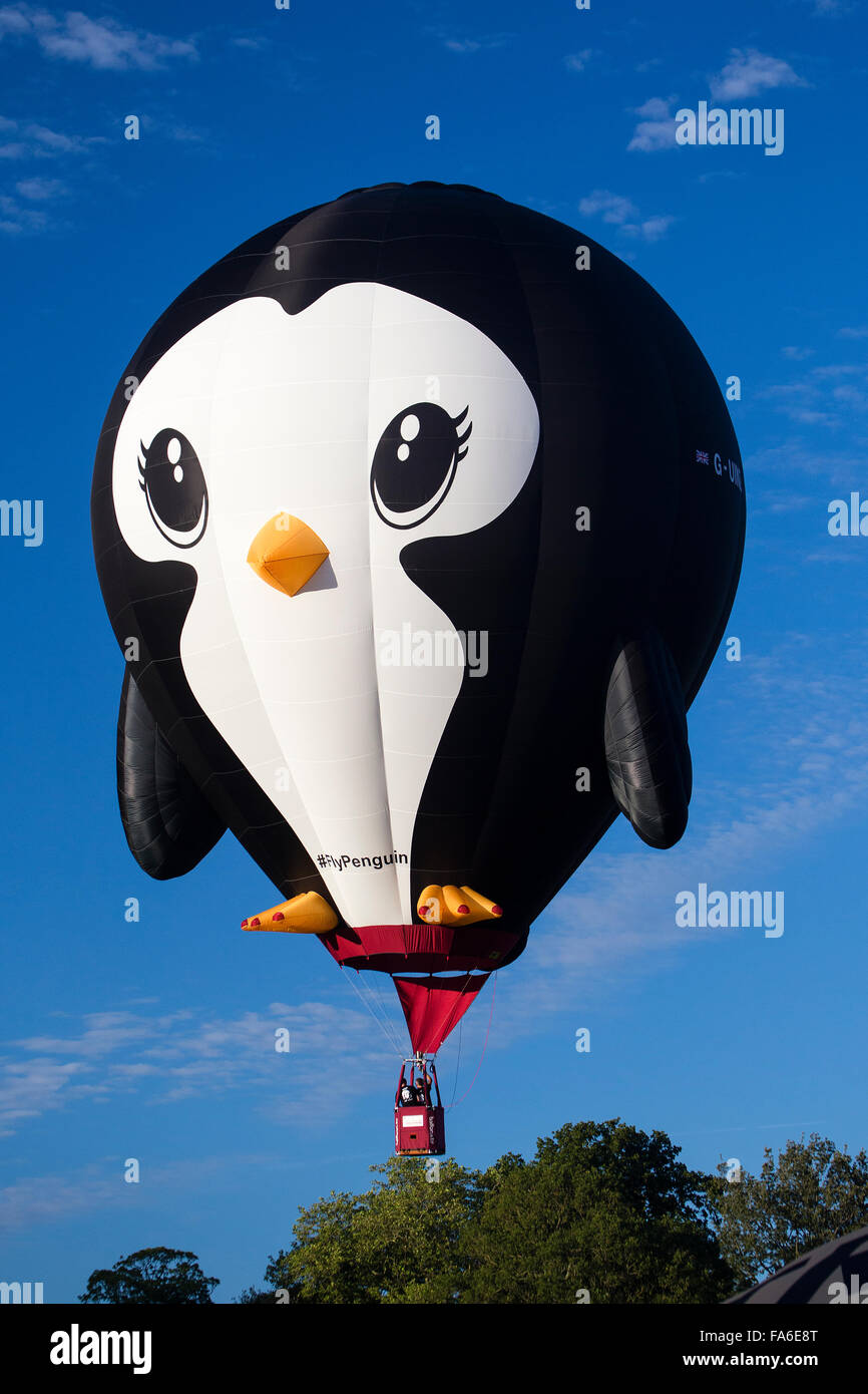 Penguin mongolfiera al Bristol International Hot Air Balloon Fiesta 2015 Foto Stock