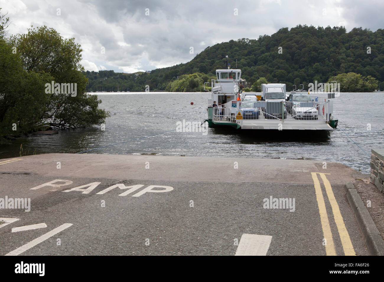 Il Windermere Ferry a Bowness-on-Windermere nel Lake District inglese Foto Stock