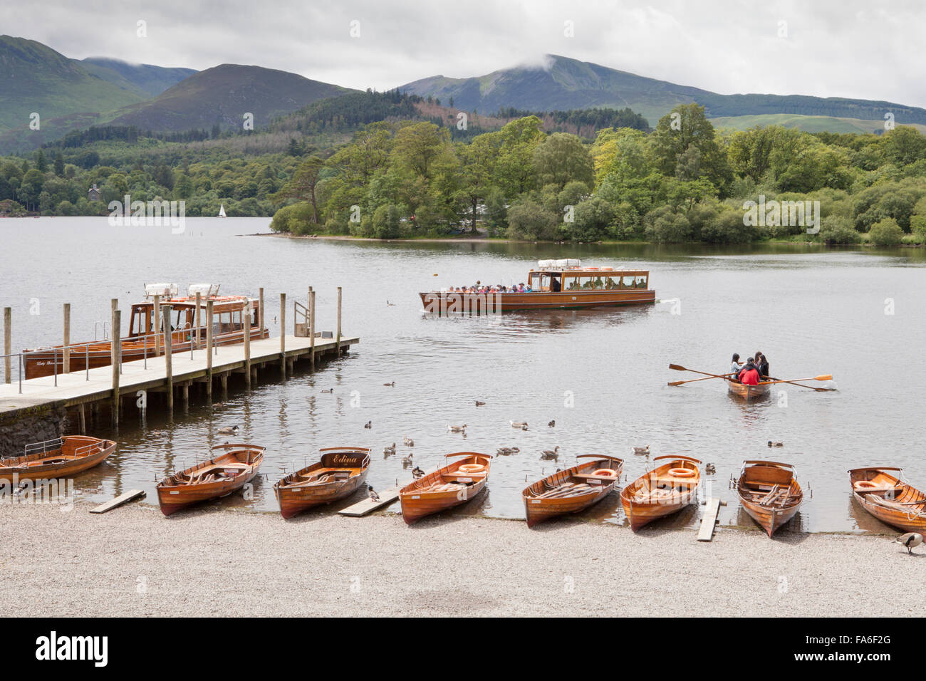 Il lancio di un nuovo prodotto e barche a remi in barca a Keswick atterraggio su Derwentwater nel Lake District inglese Foto Stock