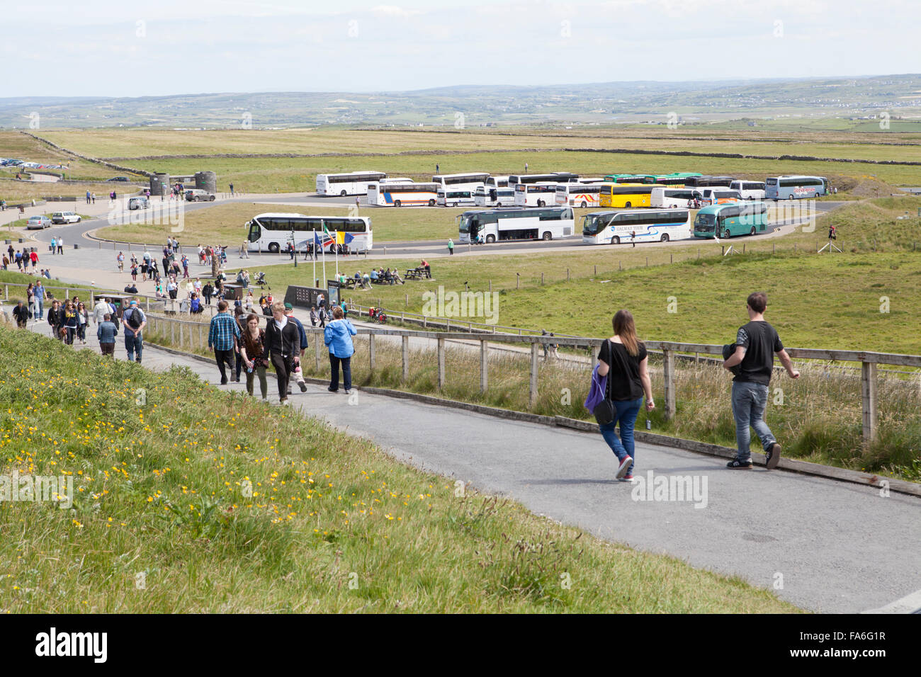 Autobus parcheggiato e turisti presso le scogliere di Moher esperienza - Irlanda Foto Stock