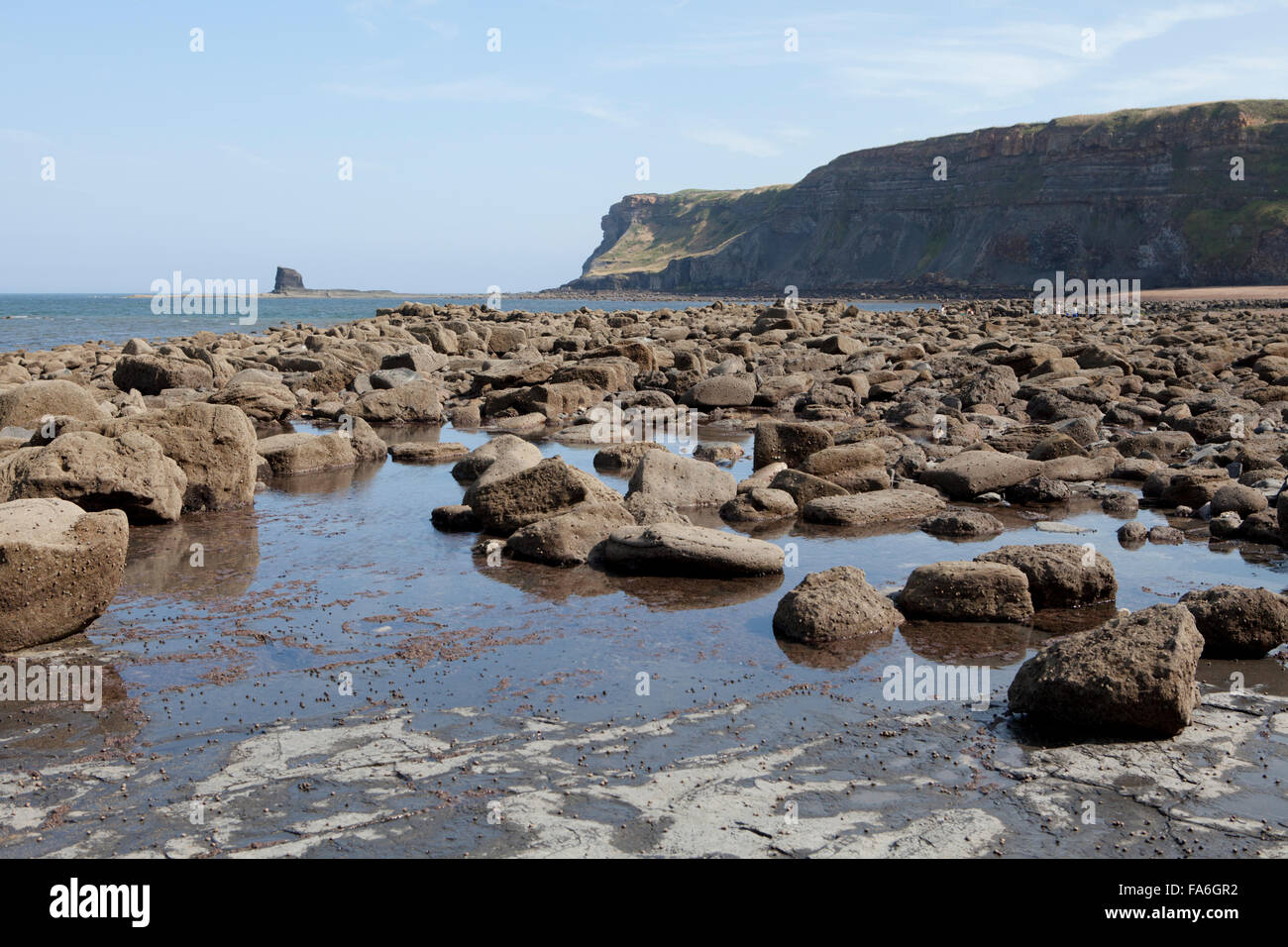 La spiaggia rocciosa a Saltwick Bay vicino a Whitby, sulla costa est del North Yorkshire Foto Stock