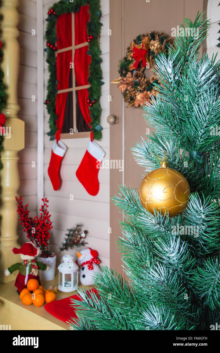 Paesaggi Natalizi Sfondi.Pallina Di Natale Sul Paesaggio Di Sfondo Foto Stock Alamy