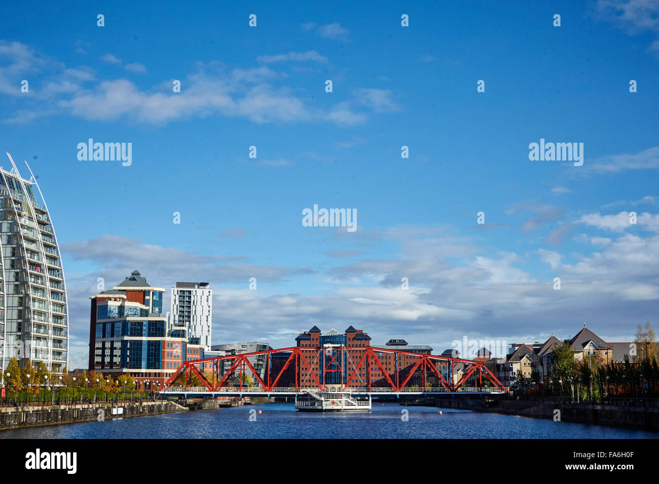 Salford Quays Mediacity home per la BBC e ITV studios nel nord ovest del ponte di Detroit NV copyspace di edifici Foto Stock