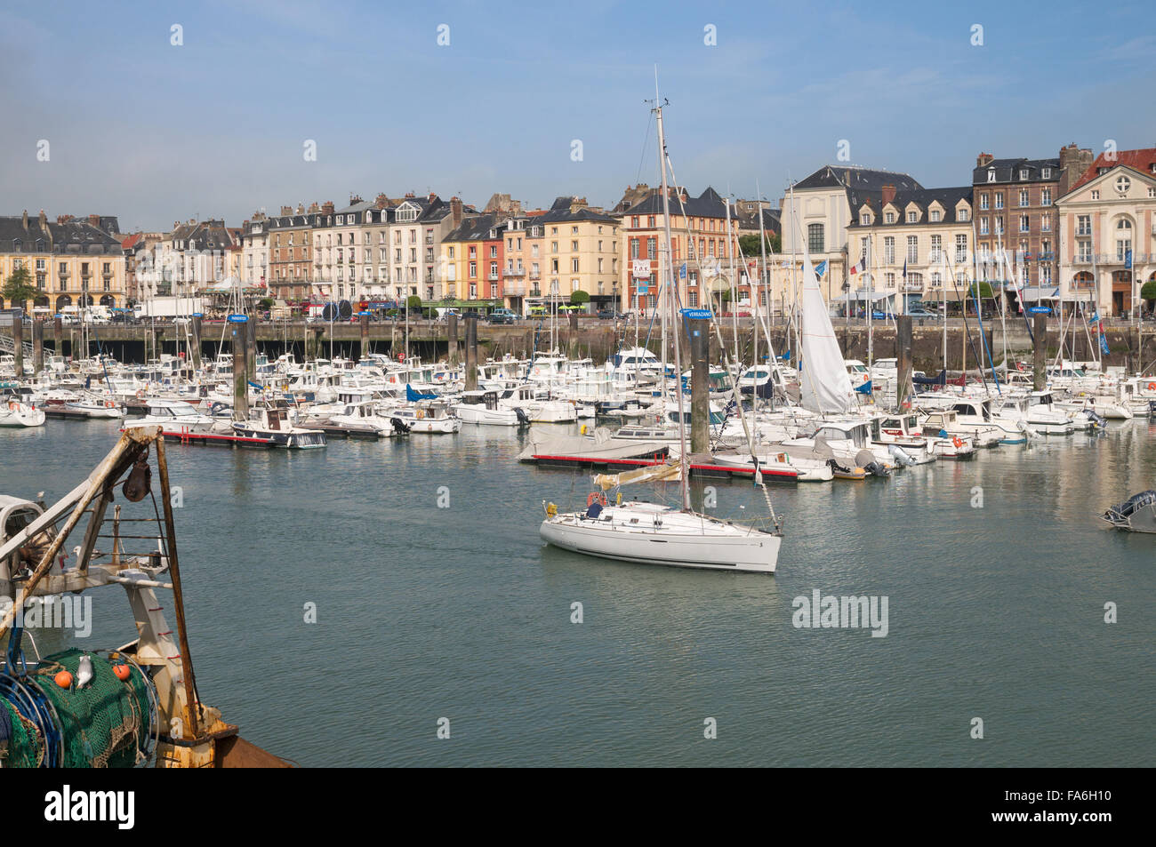 Yacht lasciando Dieppe marina, Seine-Maritime, in Normandia, Francia, Europa Foto Stock
