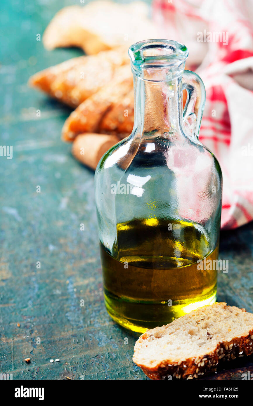 Pane italiano con olio d'oliva per l'immersione su legno tavolo rustico Foto Stock