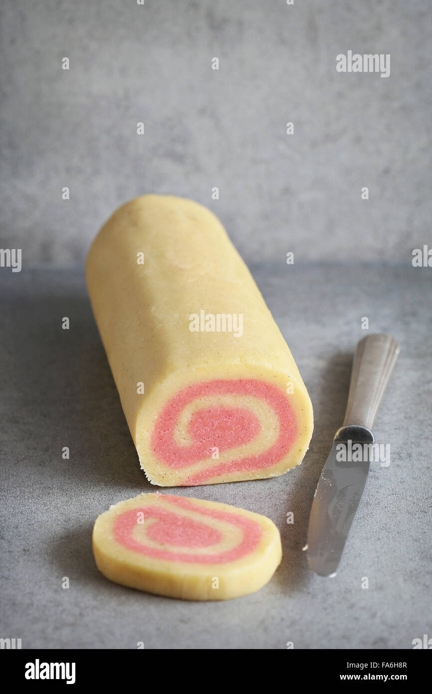 La girandola rosa cookies arrotolare l'impasto prima della cottura con fragola e vaniglia Foto Stock