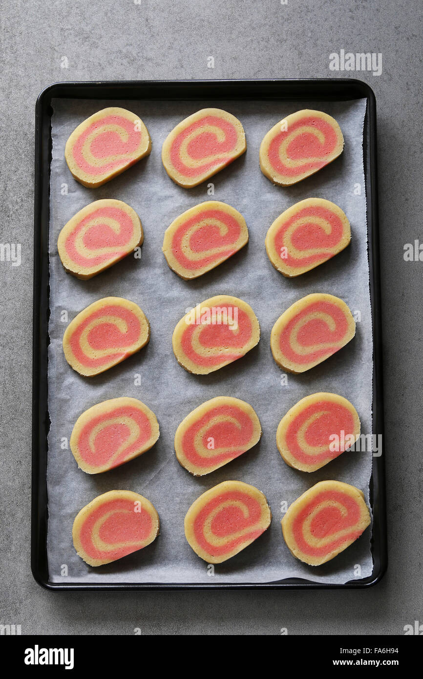 La girandola rosa cookies pasta prima della cottura su una padella.vista superiore Foto Stock