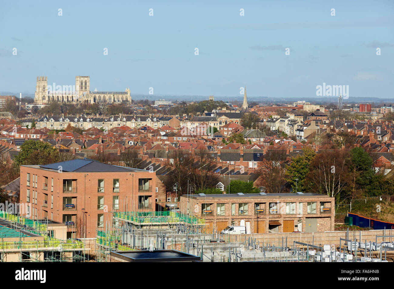 York skyline, un nuovo sviluppo di appartamenti e case moderne di David Wilson case inquadrata con la cattedrale di York all'orizzonte Foto Stock