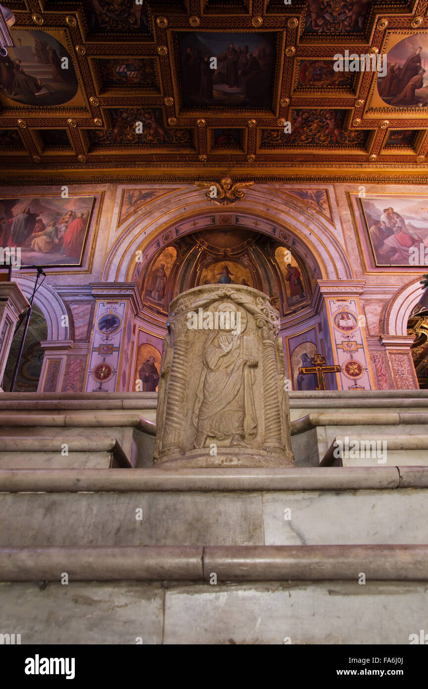 Roma, Italia - 11 dicembre 2015: l'altare della Basilica di San Bartolomeo all Isola Tiberina Foto Stock