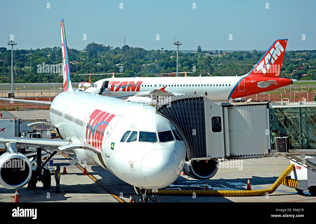 Airbus della TAM Airlines in Presidente Juscelino Kubitschek dall'Aeroporto Internazionale di Brasilia in Brasile Foto Stock