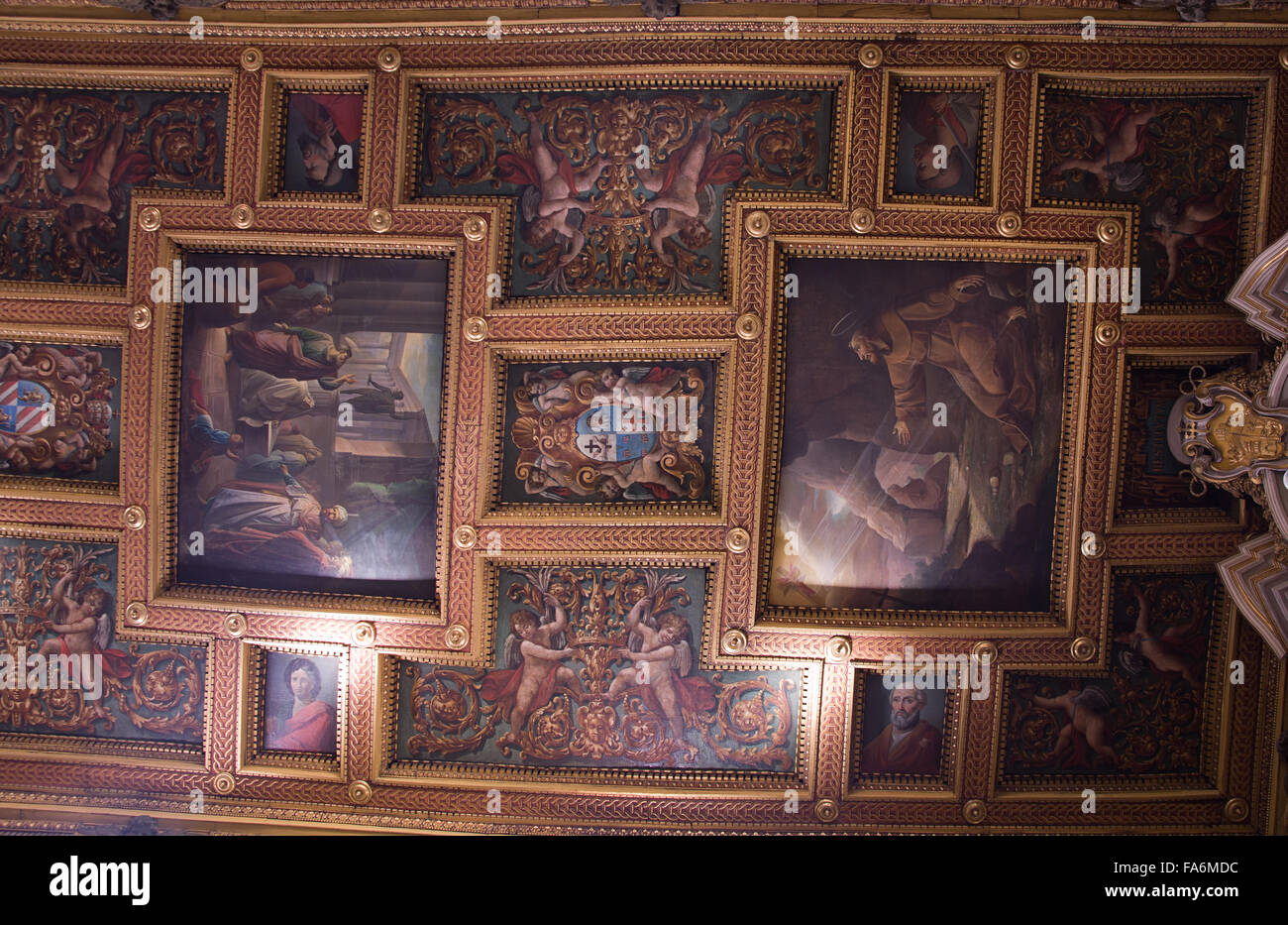 Roma, Italia - 11 dicembre 2015: legno soffitto barocco della Basilica di San Bartolomeo all'Isola Foto Stock