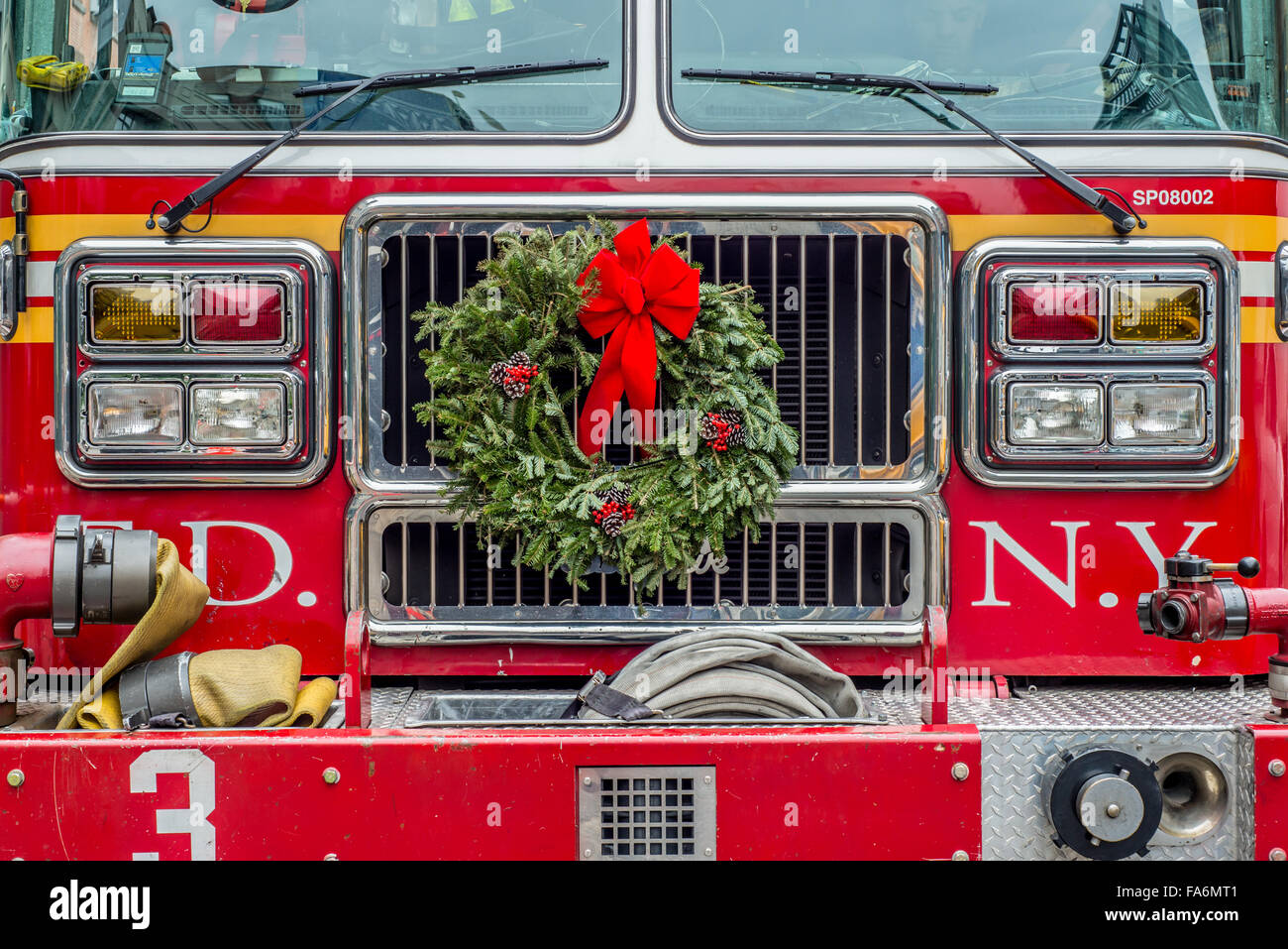 Vigili del fuoco di New York FDNY camion dei pompieri decorato per il Natale Foto Stock