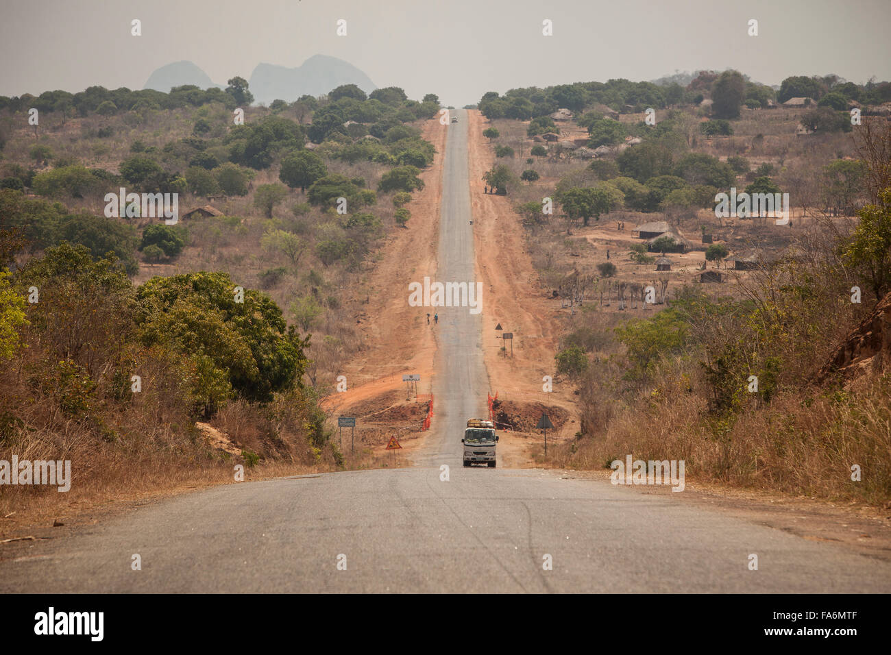 Il Namialo a Rio Lurio Road nel Mozambico settentrionale subisce la riabilitazione e costruzione - se in Africa. Foto Stock