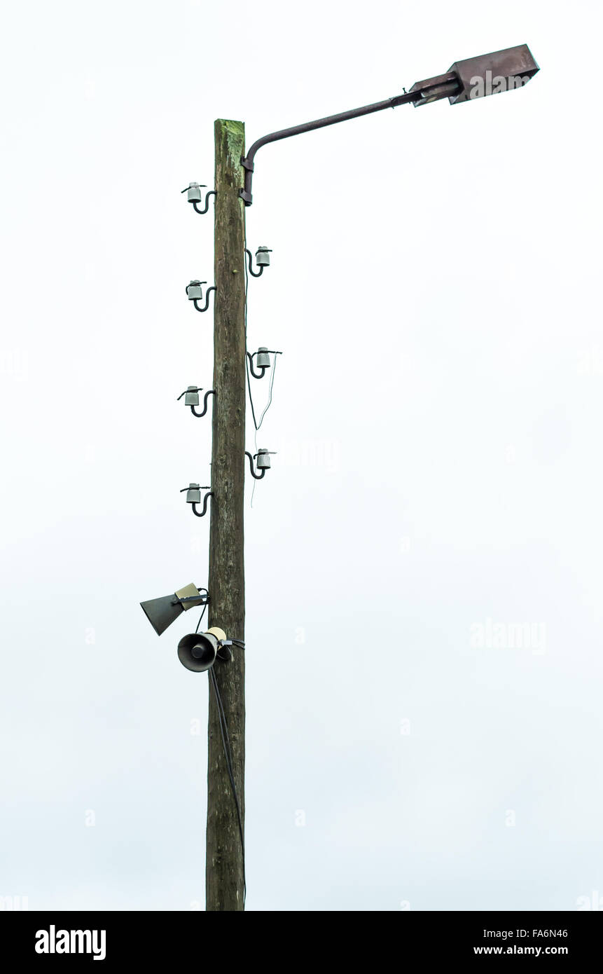Vecchia lampada elettrica post con tagliare i fili e altoparlanti Foto Stock