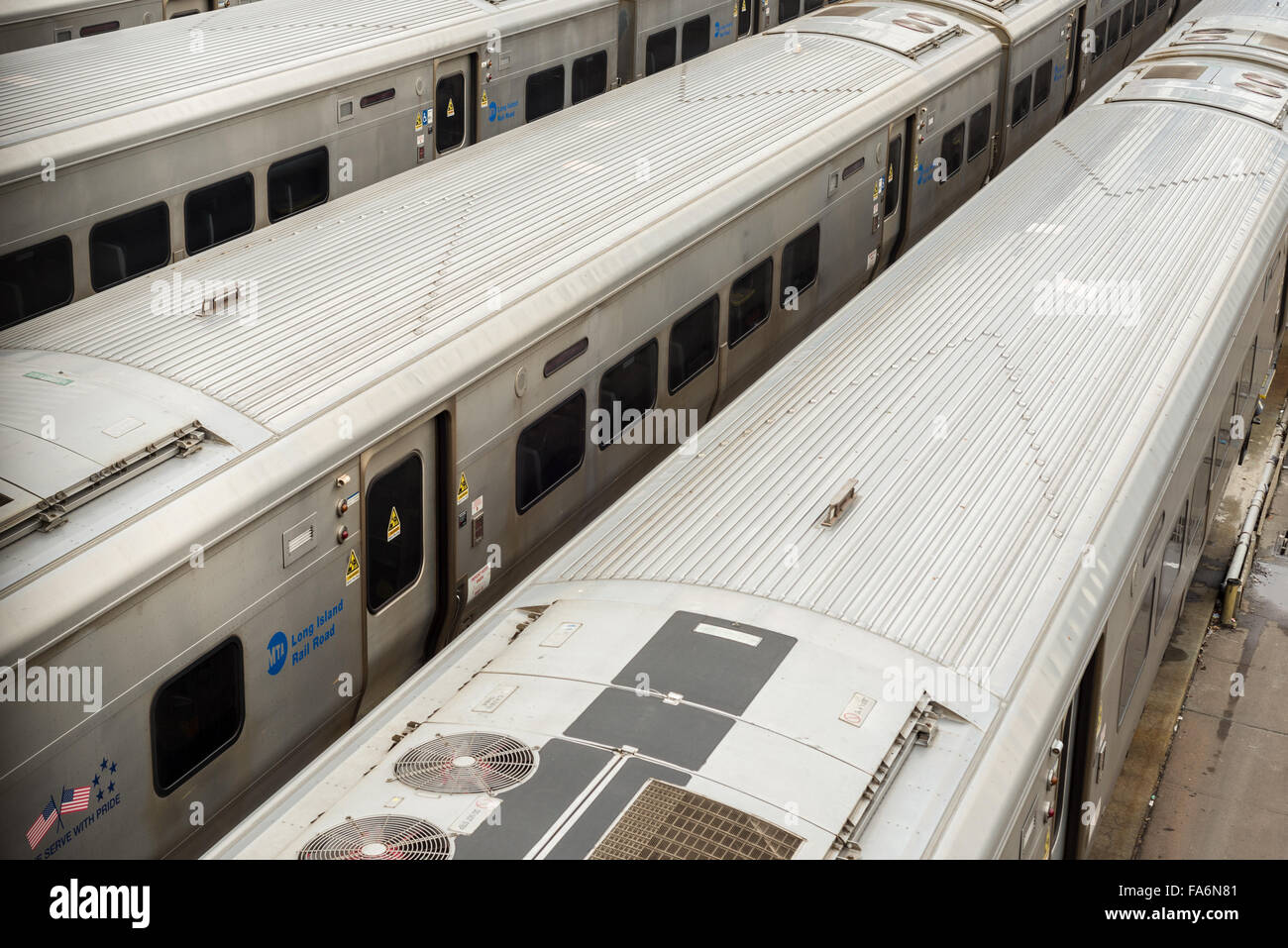 Carrelli della Long Island Rail Road LIRR parcheggiato fino Foto Stock