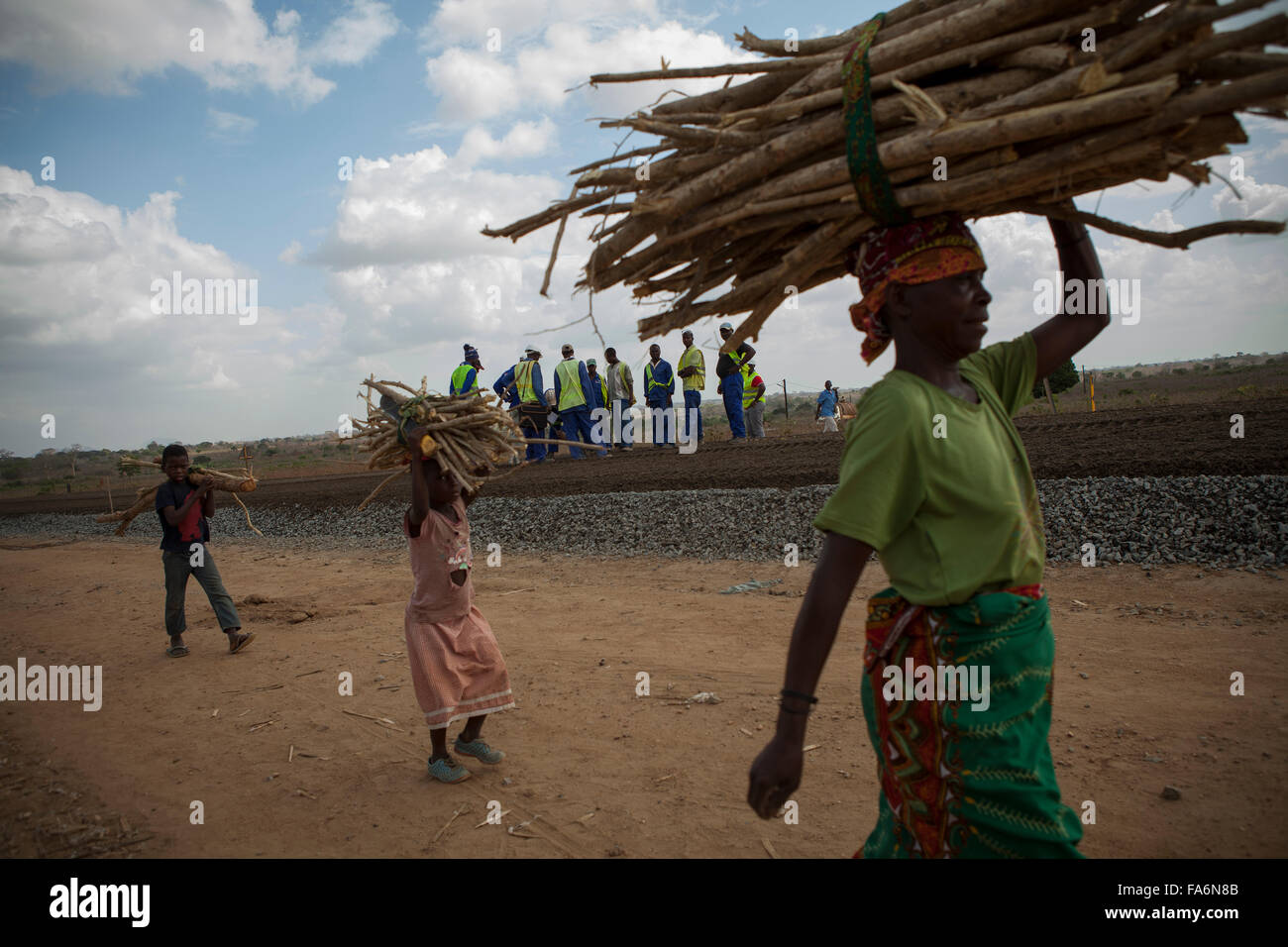 Il Namialo a Rio Lurio Road nel Mozambico settentrionale subisce la riabilitazione e costruzione - se in Africa. Foto Stock