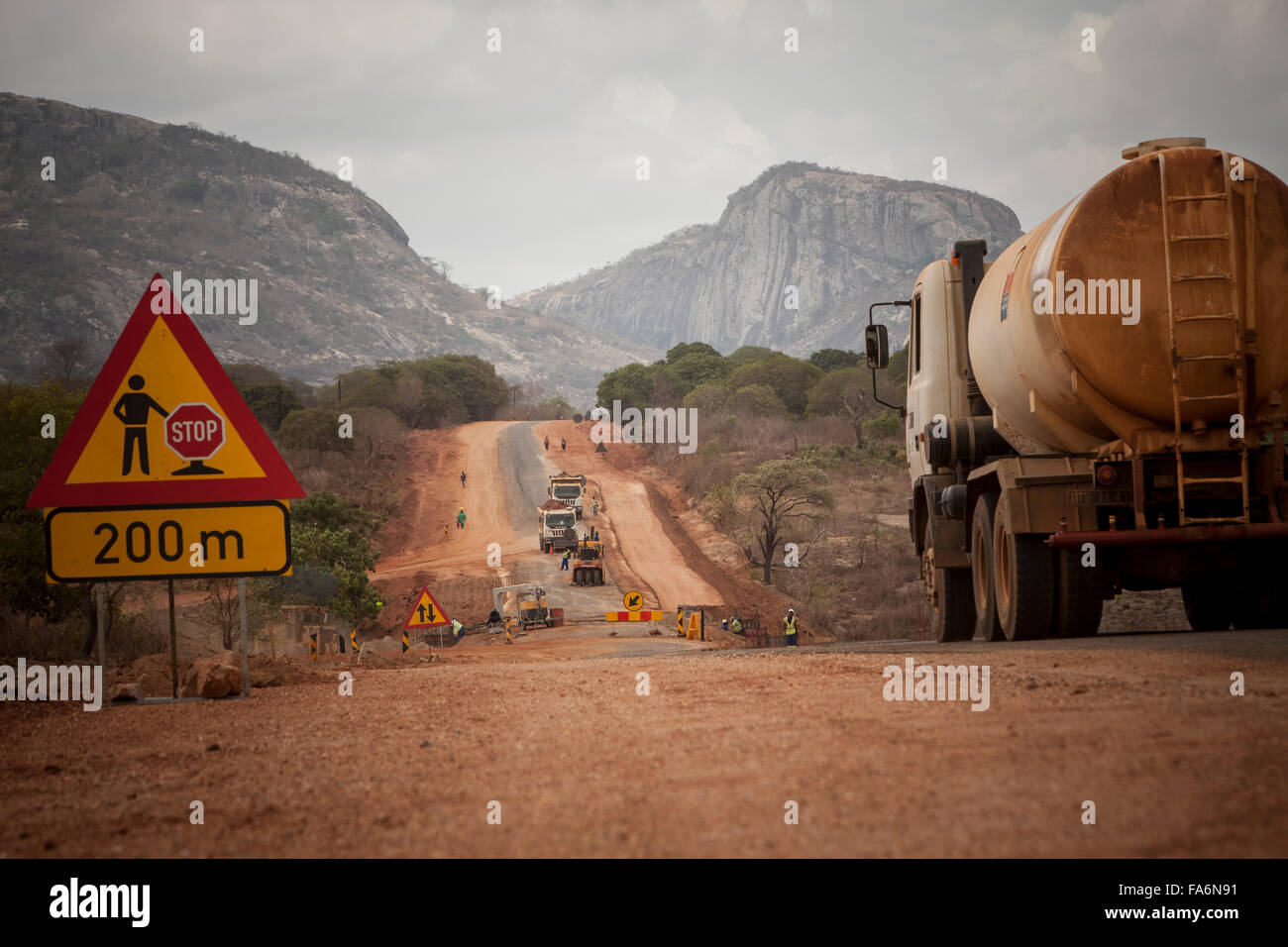Il Namialo a Rio Lurio Road nel Mozambico settentrionale subisce la riabilitazione e costruzione - se in Africa. Foto Stock