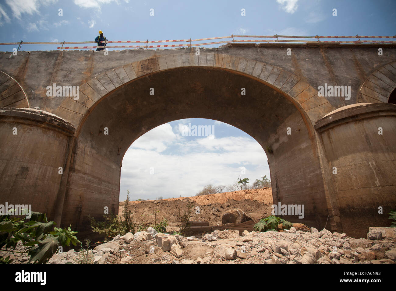 Lavoratori edili riabilitare un invecchiamento ponte lungo il Namialo a Rio Lurio Road nel Mozambico settentrionale, se l'Africa. Foto Stock