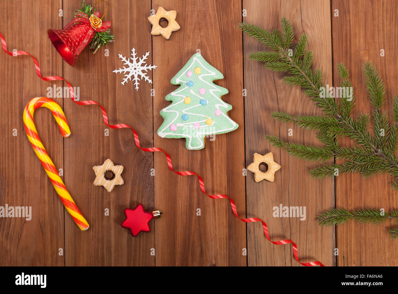 Gingerbread cookie e palle di Natale sul tavolo di legno. Foto Stock