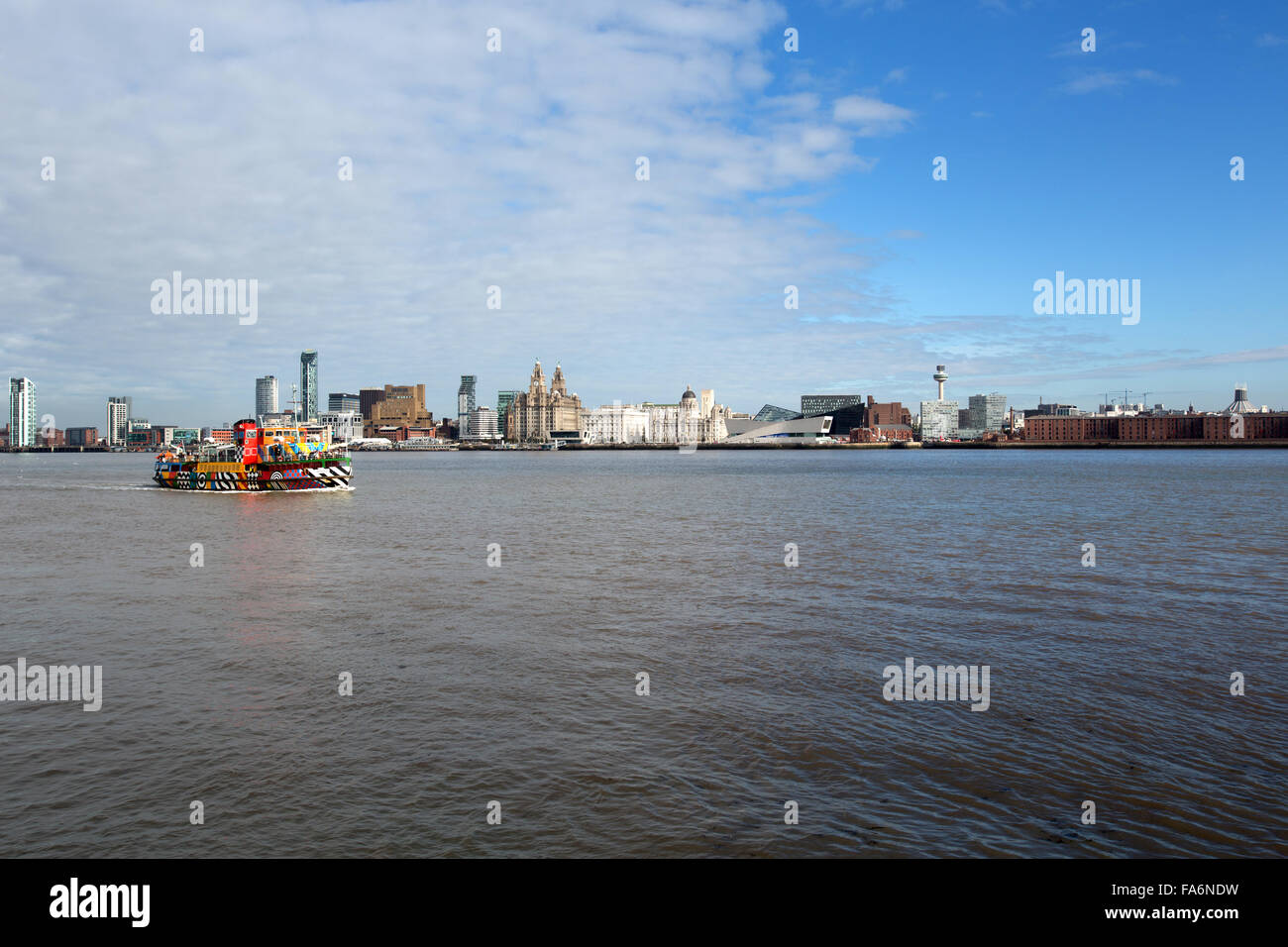 La città di Liverpool, in Inghilterra. Il Traghetto Mersey Snowdrop sporting il Sir Peter Blake progettato abbagliare i colori del traghetto. Foto Stock