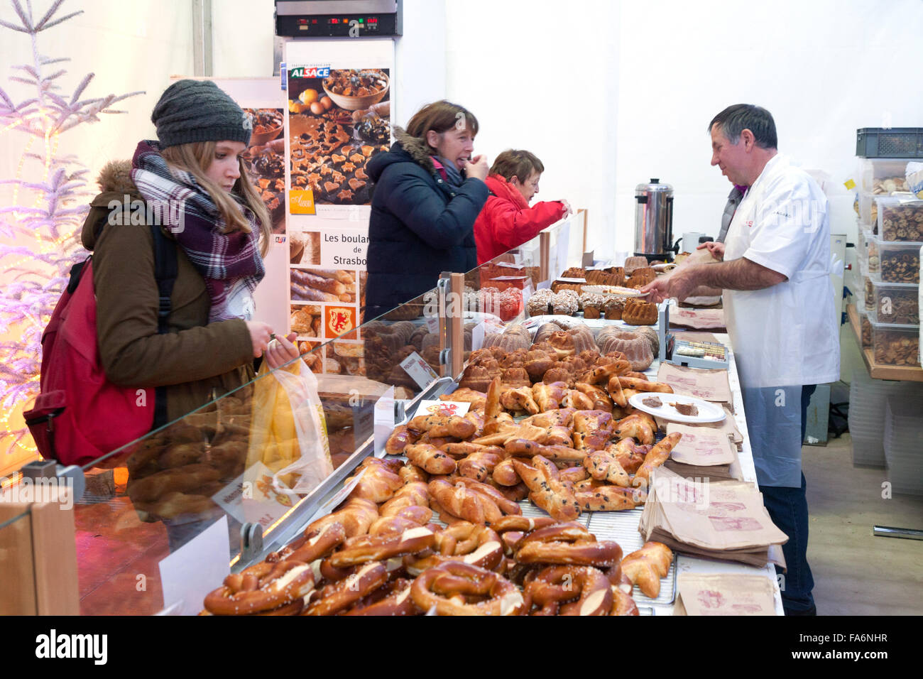 Le donne lo shopping per il pane in un panificio a Natale; Strasburgo, Alsazia, Francia Europa Foto Stock