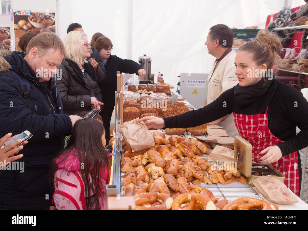 Persone che acquistano il pane in una panetteria francese, Strasburgo, Alsazia, Francia Europa Foto Stock