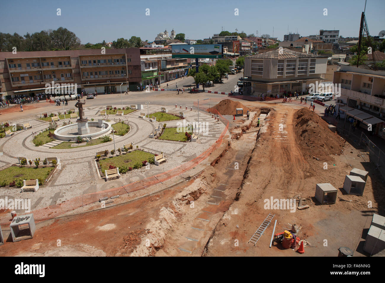 Una grande arteria e rotonda nel centro cittadino di Nampula, Mozambico subisce la riabilitazione. Foto Stock