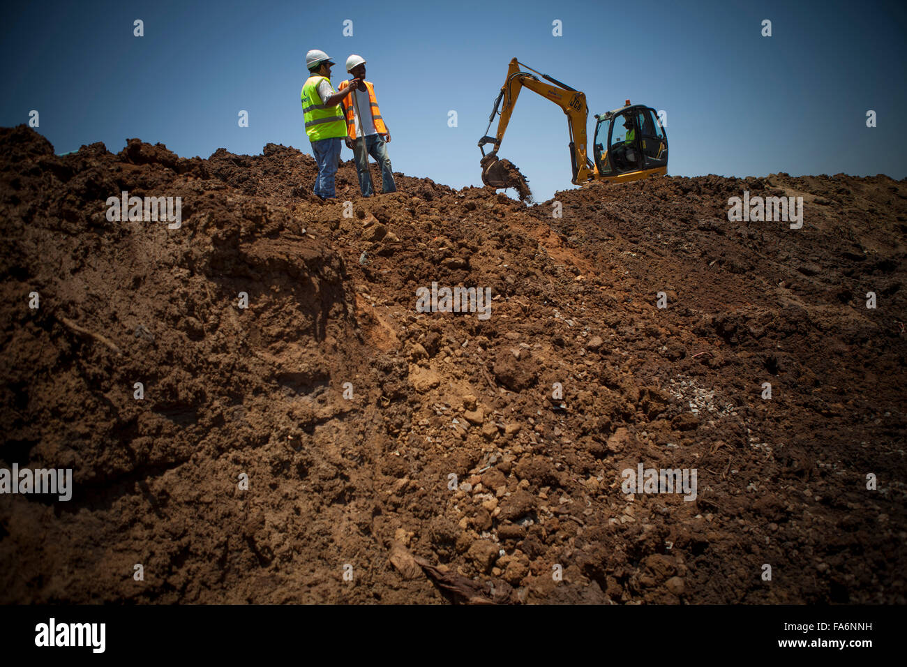 I lavoratori di Nampula, Mozambico costruire un nuovo sistema di drenaggio delle acque. Foto Stock