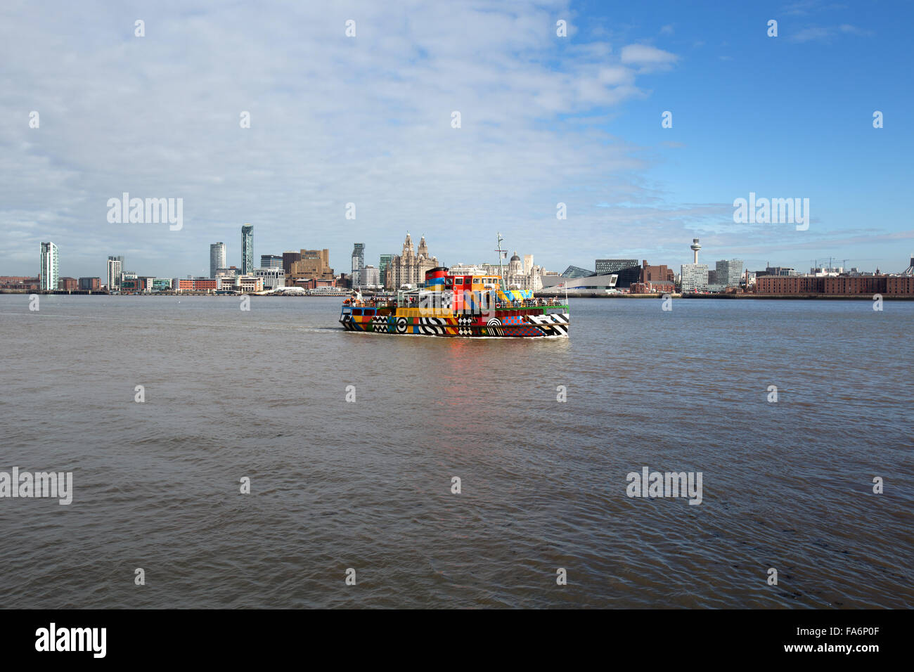 La città di Liverpool, in Inghilterra. Il Traghetto Mersey Snowdrop sporting il Sir Peter Blake progettato abbagliare i colori del traghetto. Foto Stock