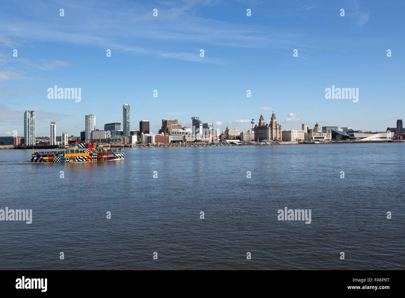 La città di Liverpool, in Inghilterra. Il Traghetto Mersey Snowdrop sporting il Sir Peter Blake progettato abbagliare i colori del traghetto. Foto Stock