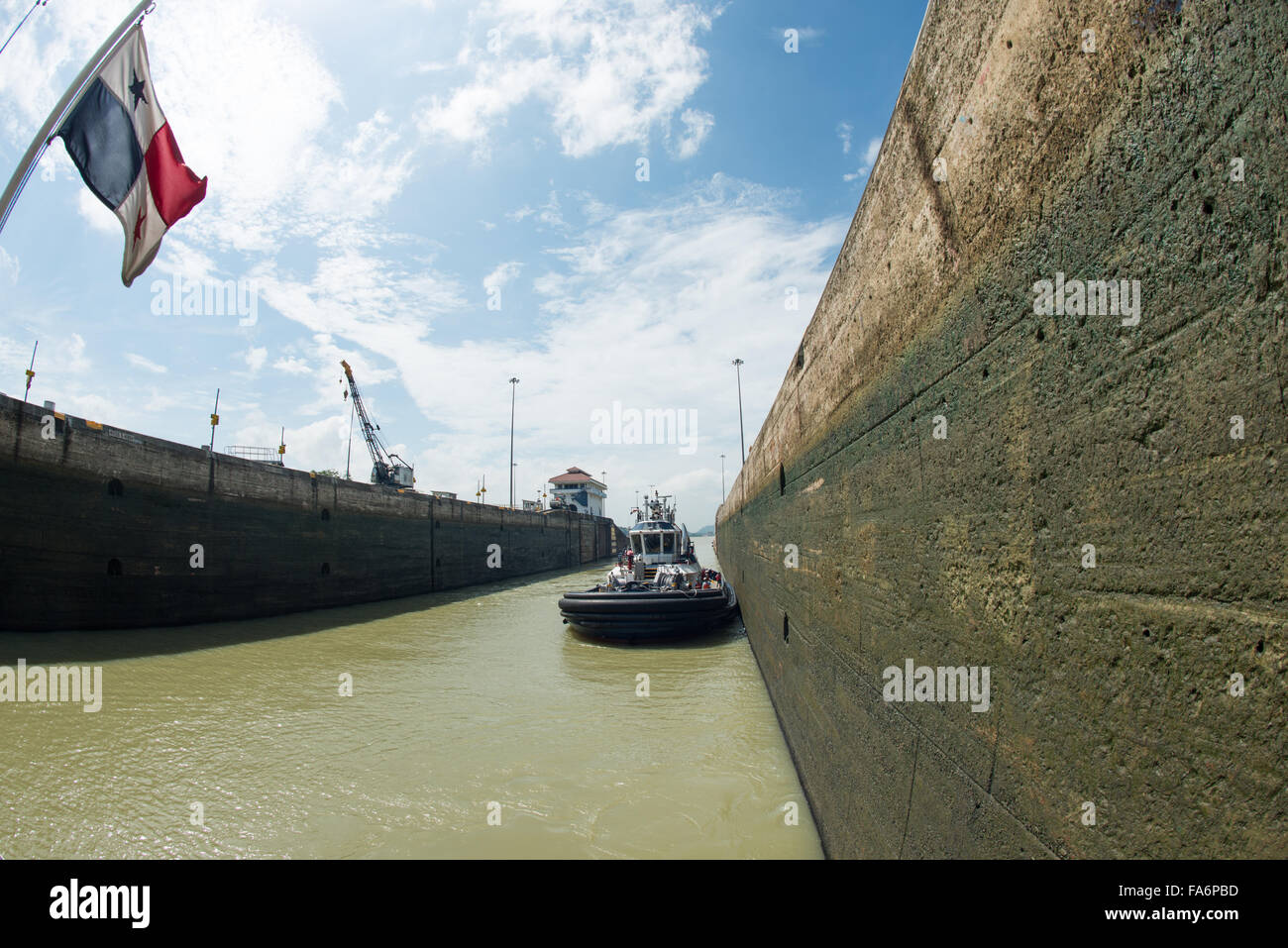 Canale di Panama, Panama--inaugurato nel 1914, il canale di Panama è un cruciale corsia di spedizione tra il oceani Atlantico e Pacifico che significano che le navi che non dispongono di andare intorno alla parte inferiore del Sud America o al di sopra della sommità del Canada. Il canale è stato originariamente costruito e gestito dagli Stati Uniti ma è stato restituito a Panama nel 1999. Foto Stock