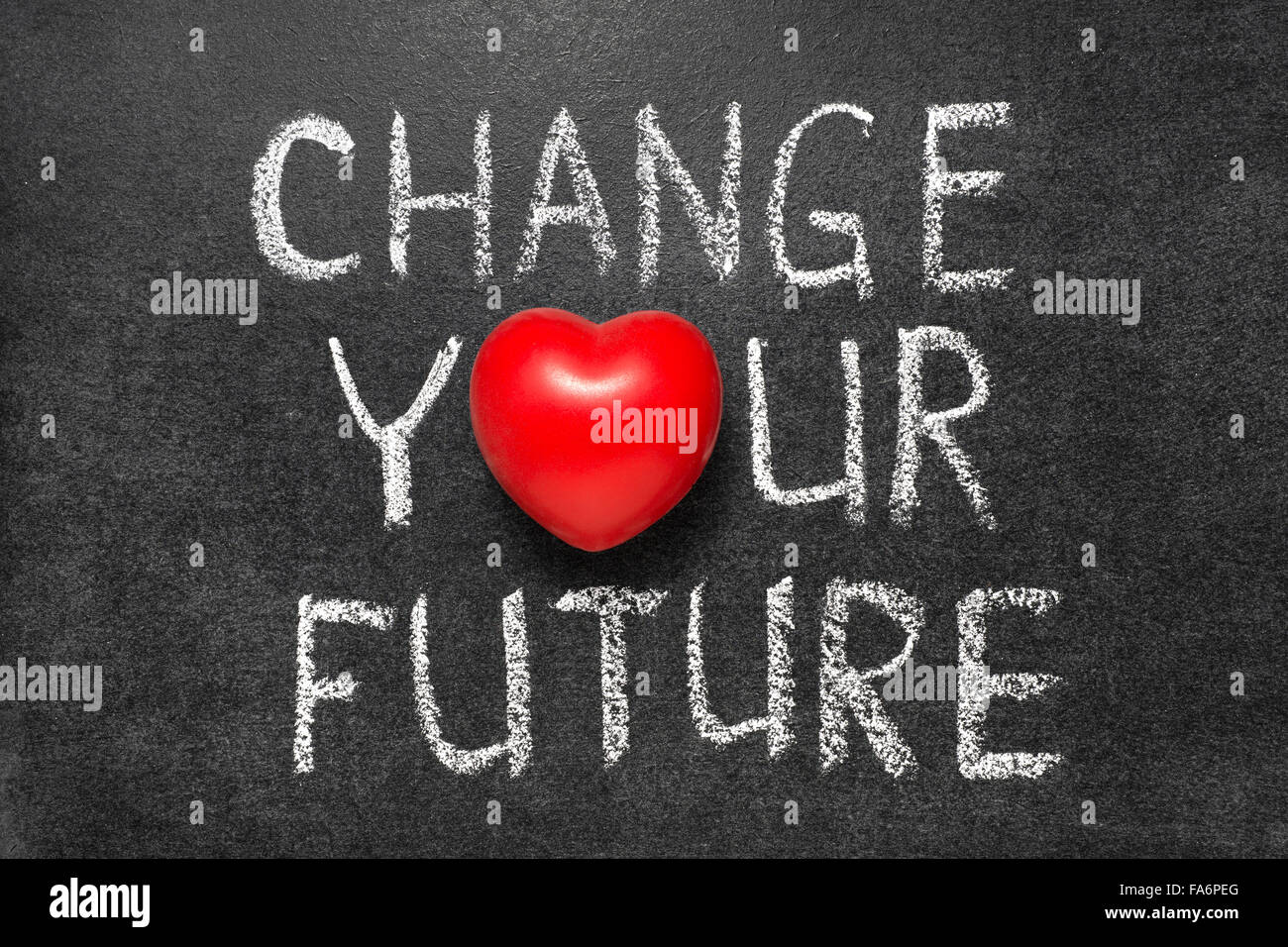 Cambiare il vostro futuro una frase scritta a mano sulla lavagna con il simbolo del cuore o invece Foto Stock