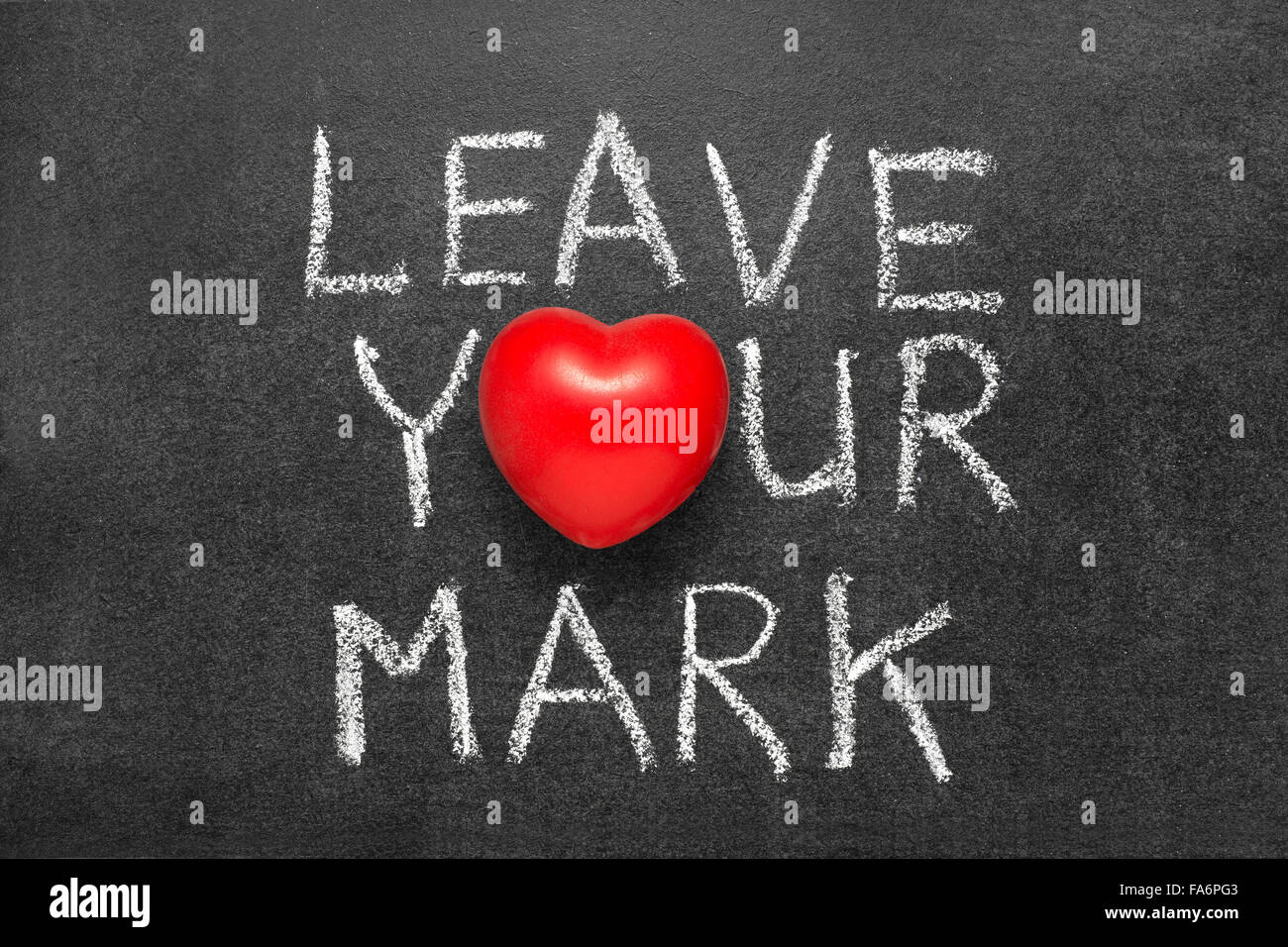 Lascia il tuo segno una frase scritta a mano sulla lavagna con il simbolo del cuore o invece Foto Stock