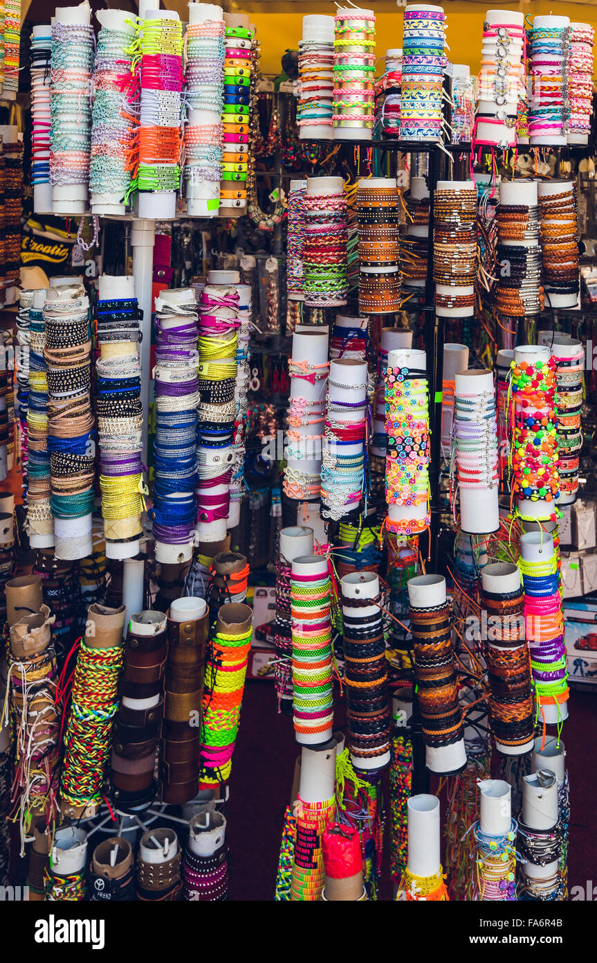 Molti differenti braccialetti colorati nel negozio di souvenir su rotoli di  carta Foto stock - Alamy