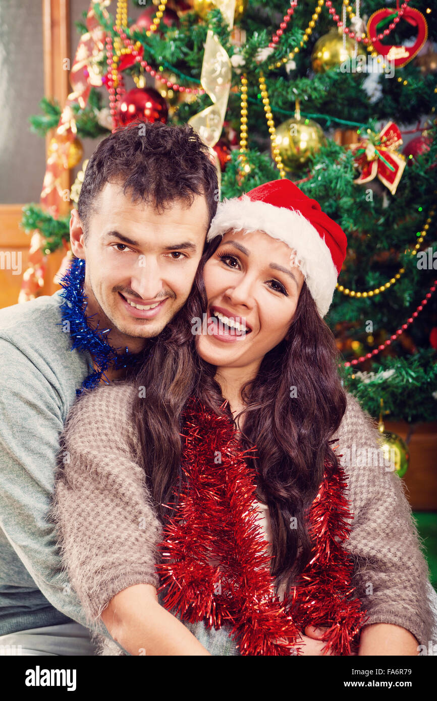 Giovane uomo felice sorprese la sua fidanzata con un regalo di Natale ,  sorpresa presenti sul nuovo anno di vacanza da albero di Natale a casa ,  Famil Foto stock - Alamy