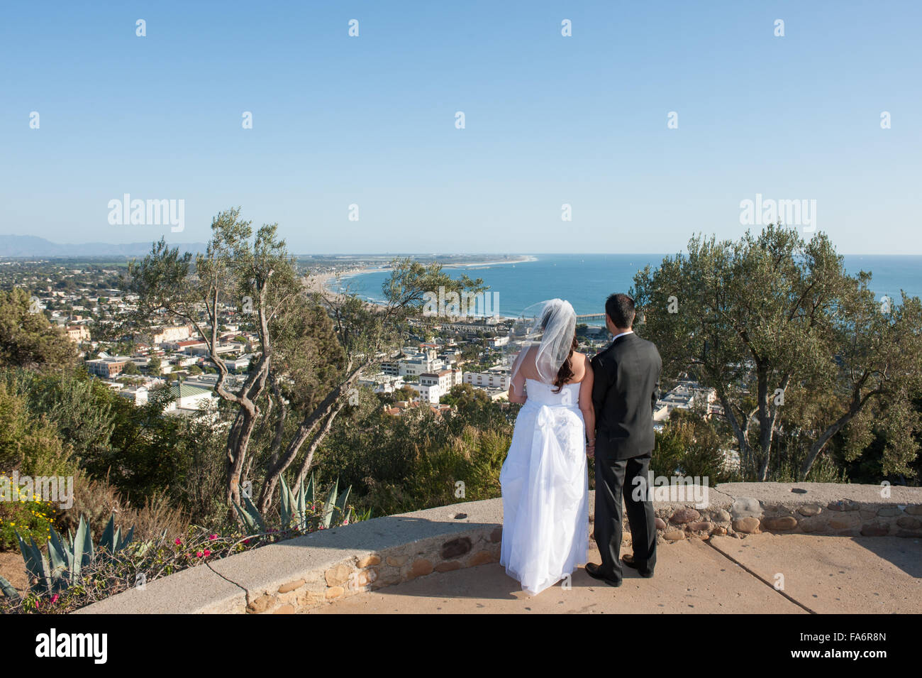 Il marito e la moglie guardando sopra la città da dietro. Foto Stock